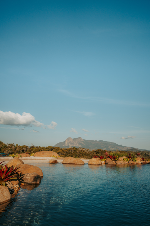 Lago cinematográfico com vista para a Pedra Azul