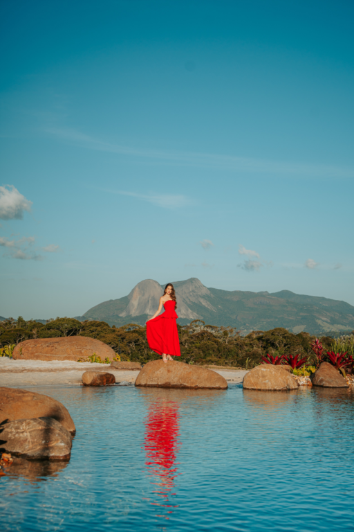 Hóspede no lago cinematográfico diante da Pedra Azul