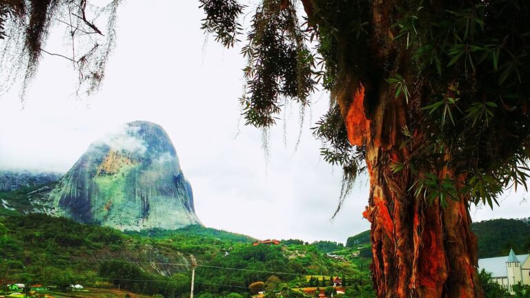 Pedra Azul entre montanhas e vegetação, em Domingos Martins, Espírito Santo