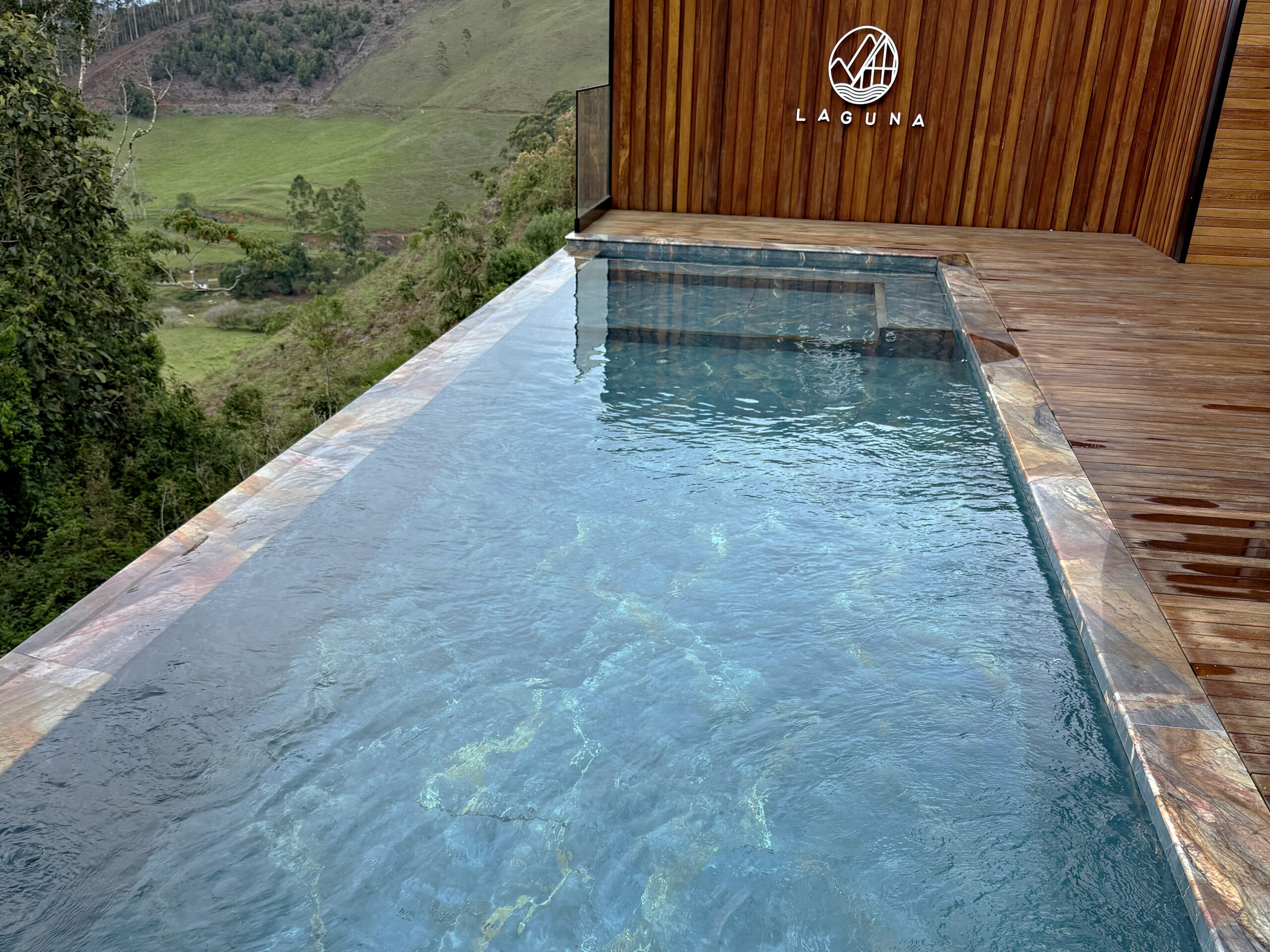 Piscina de borda infinita com vista para as montanhas — Chalé Presidencial Imperiale