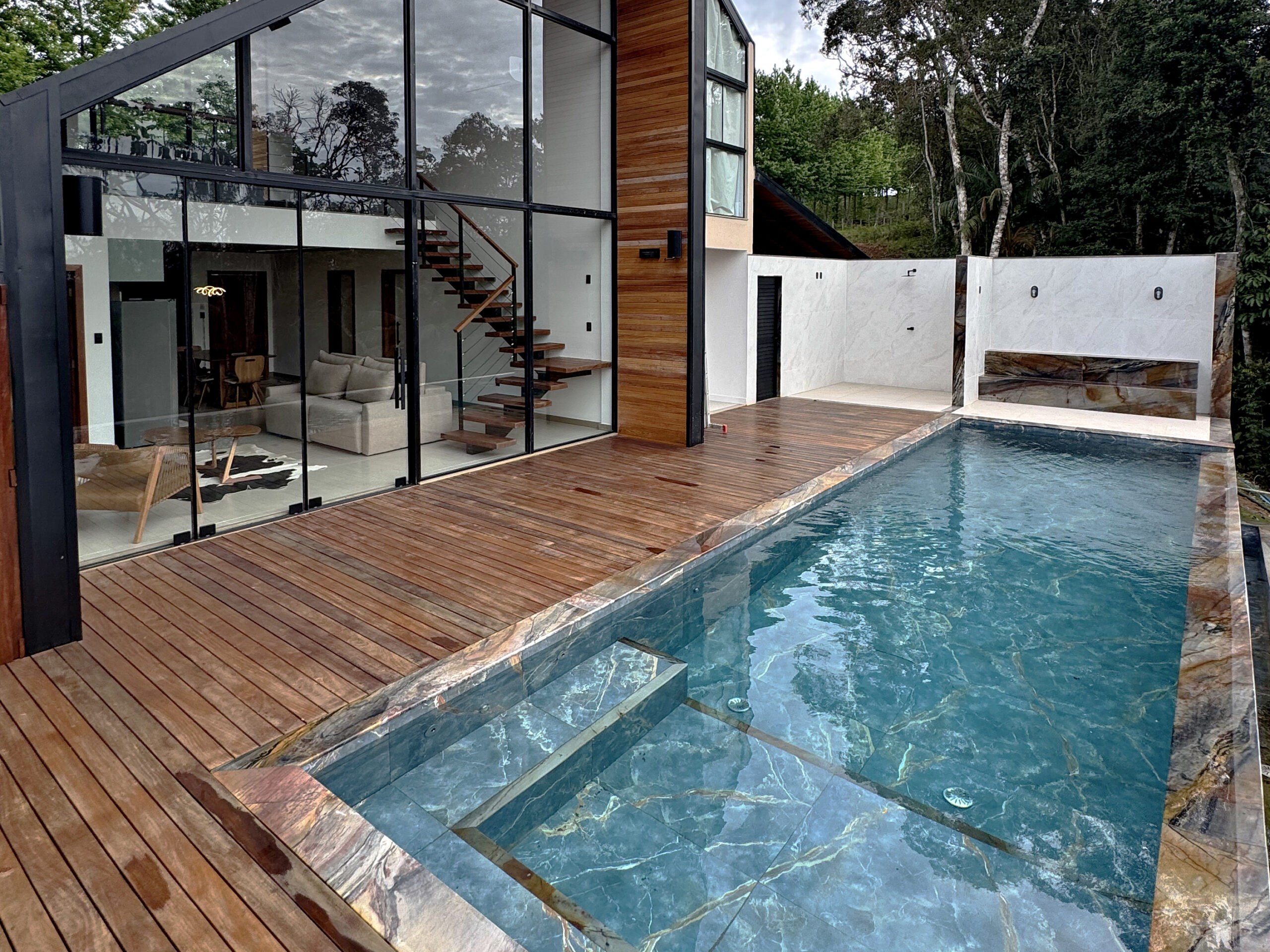 Fachada envidraçada, piscina e deck de madeira — Chalé Presidencial Imperiale